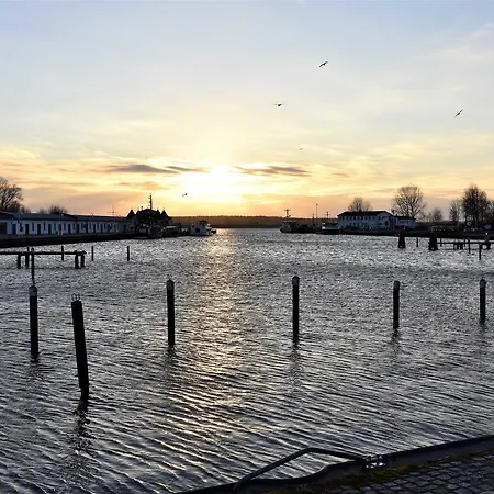 - Direkt Am Wasser *